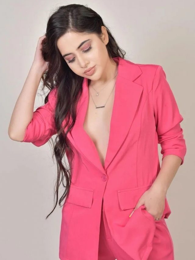 cropped-Urfi-Javed-in-Pink-Pant-Suit.jpg